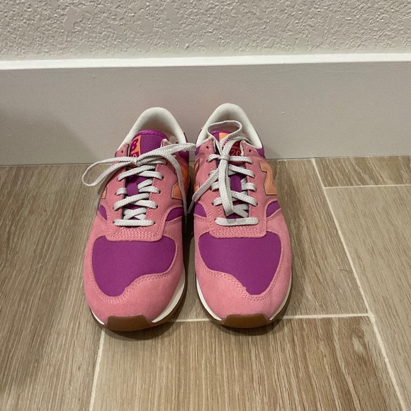 New Balance 420 Tennis Shoes- Womens - Picture 1 of 6